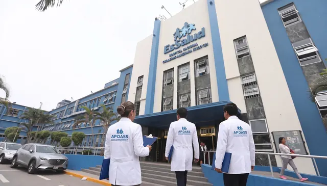 Equipo de APDASS frente al Hospital Nacional Guillermo Almenara Irigoyen de EsSalud